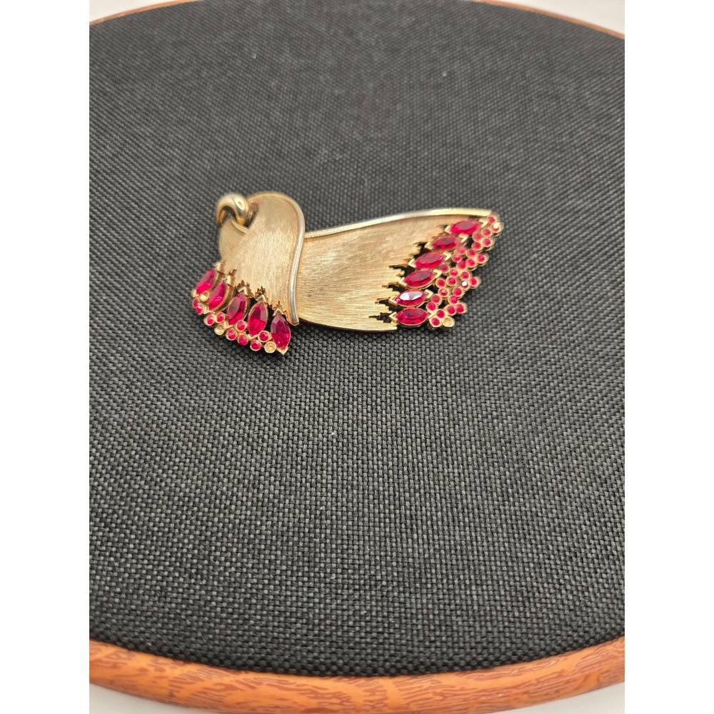 Vintage JJ Jonette Jewelry Gold Tone Ruby Red Rhinestone Wing Brooch Pin Signed